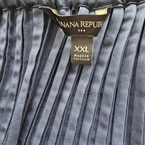 Elegant Navy Pleated Skirt - Picture 2 of 8